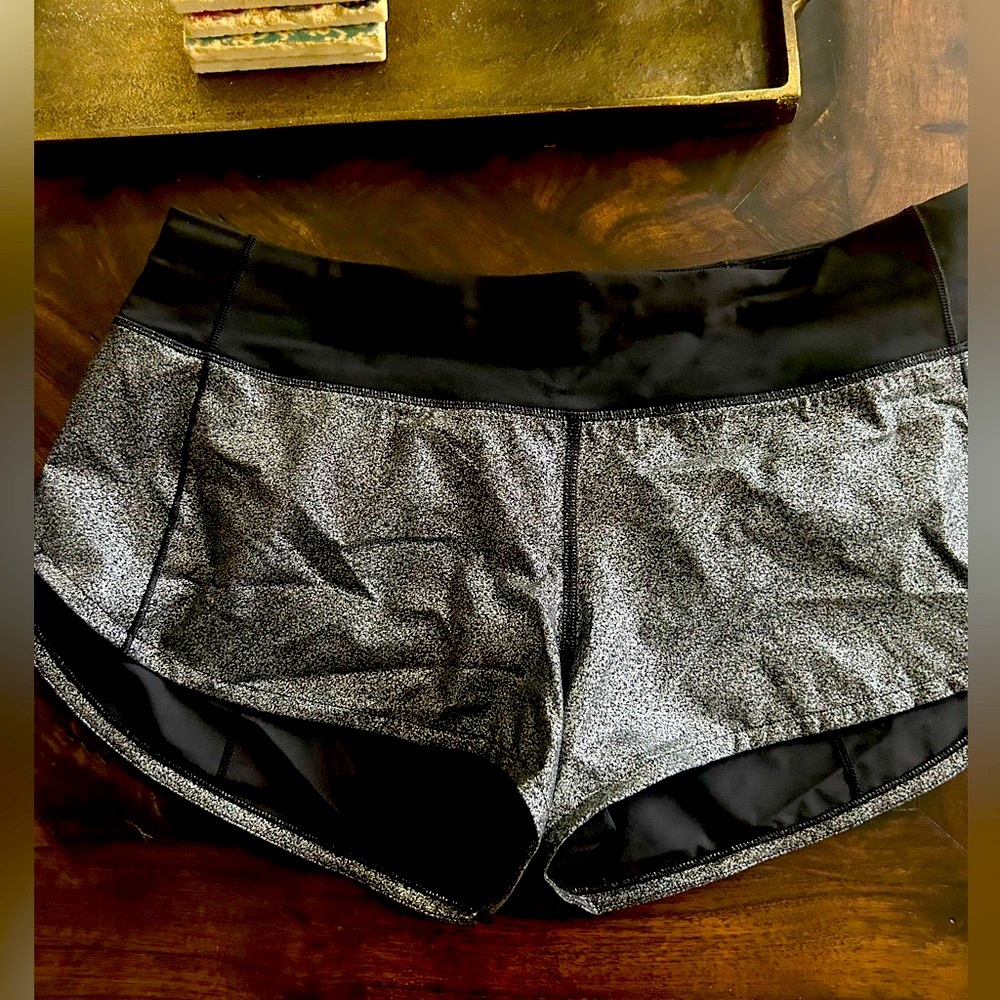 Lululemon shorts / never worn tags on inside still there